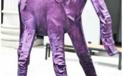 紫色雕什么（紫色雕塑）