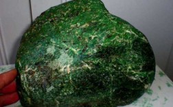 石头里有绿是什么石头（石头里面是绿色的值钱吗）