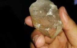 透明块状结晶石头是什么（透明块状结晶石头是什么岩石）