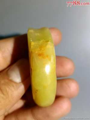 玉石里面发黄是什么玉（玉石中的黄色是杂质吗）-图1