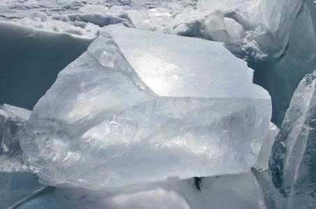 冰是什么光泽（冰是什么物体）-图1