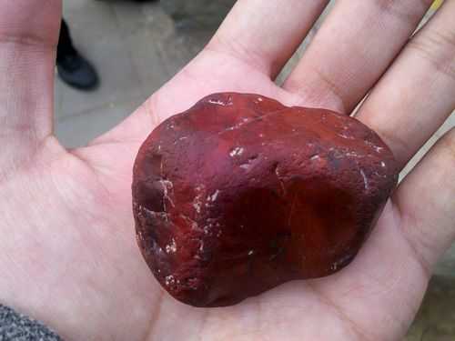 什么石头是赤红色（什么石是红色的）-图3