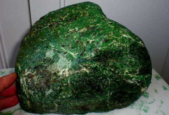 石头里有绿是什么石头（石头里面是绿色的值钱吗）-图1