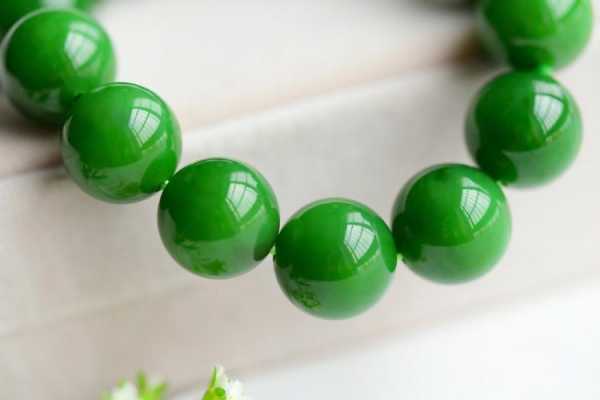 绿色佛珠有什么寓意（绿色佛珠有什么寓意和象征）-图1