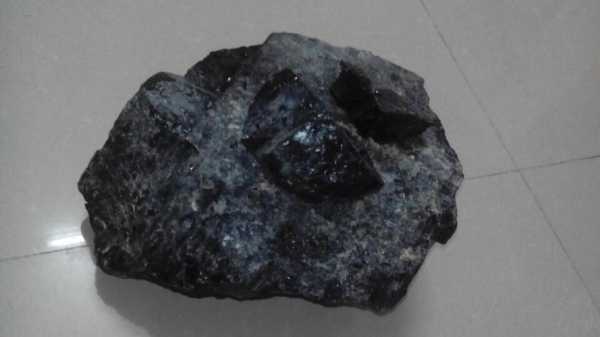 黑色的矿是什么（黑色的矿石都有哪些）-图2