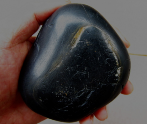 黑色乌石是什么石头（乌黑石头价值）-图3