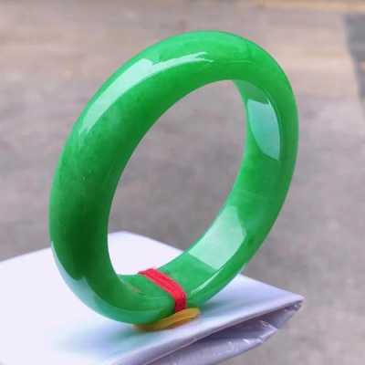 缅甸绿色的手镯是什么玉（缅甸绿色翡翠）-图1
