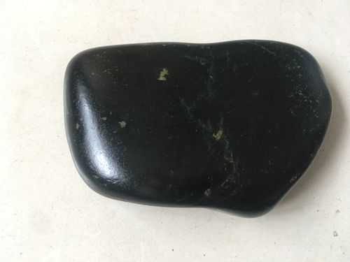 黑色玉石是什么材质（黑色玉石值钱吗）-图2