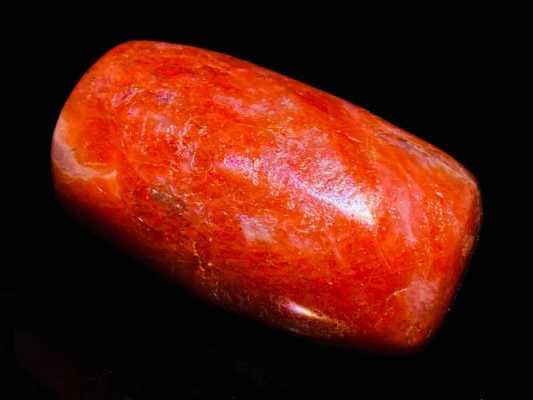 玉石中带点红色是什么品种（玉石里面有红色是什么玉）-图1