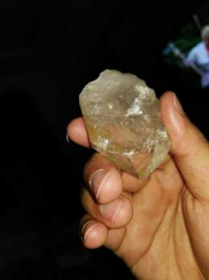 透明块状结晶石头是什么（透明块状结晶石头是什么岩石）-图1