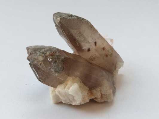 水晶原矿与什么矿相伴（水晶原矿石的价值）-图2