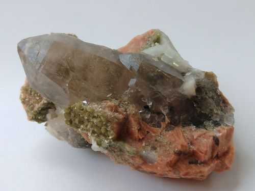 水晶原矿与什么矿相伴（水晶原矿石的价值）-图3