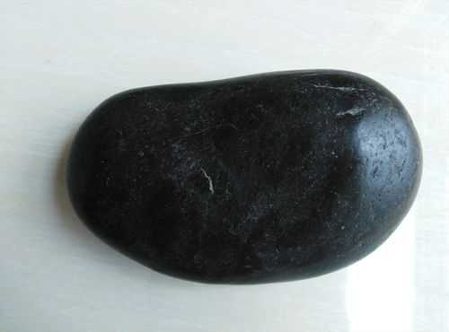 黑石头是什么石（怎么看石头是不是玉石）-图1